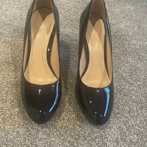 COLE HAAN Patent black pumps like new